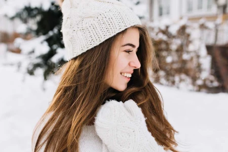 Pielęgnacja włosów zimą: olejowanie jako ratunek dla suchych włosów i skóry głowy bez obciążenia